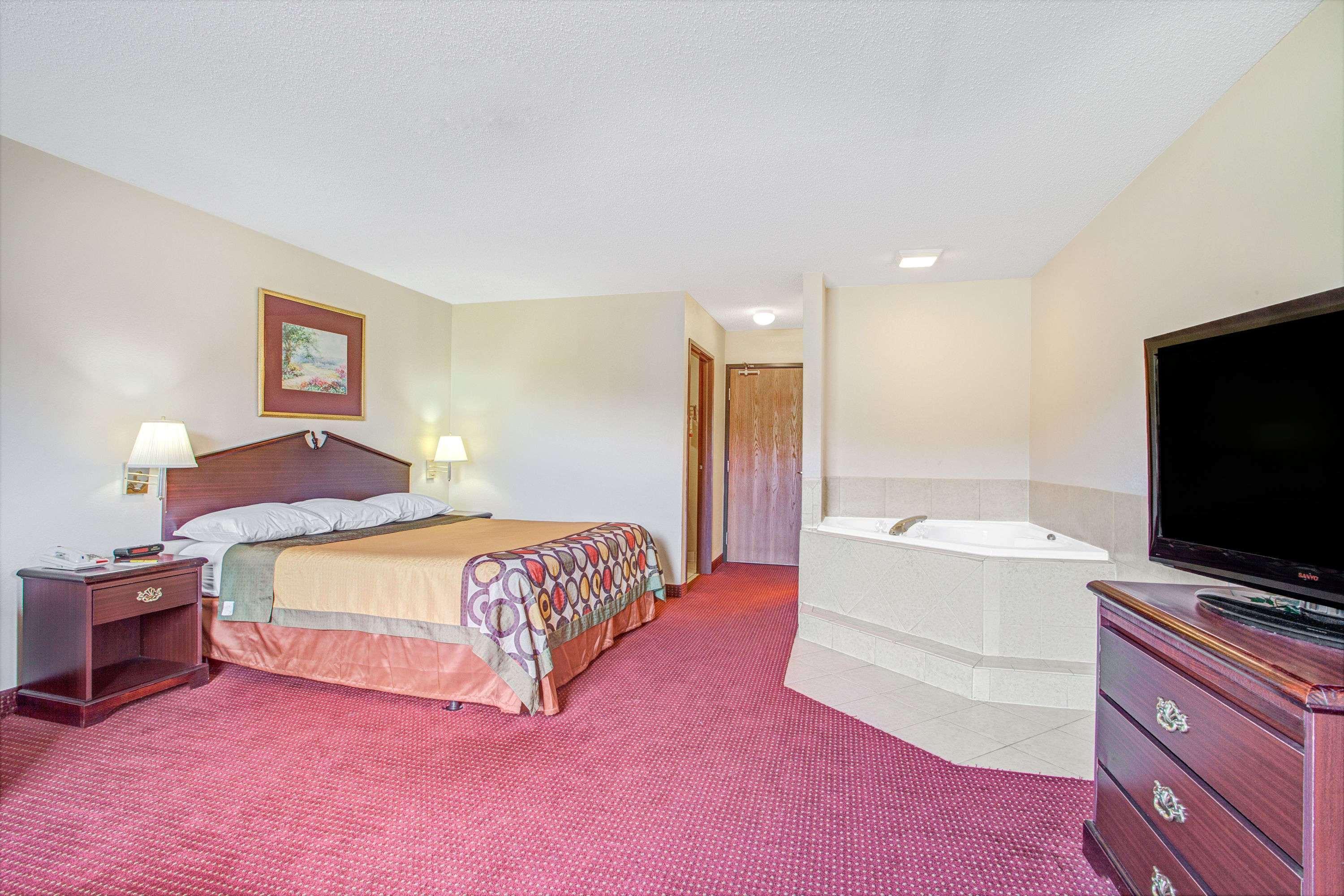 Super 8 By Wyndham Clinton Hotel Eksteriør billede