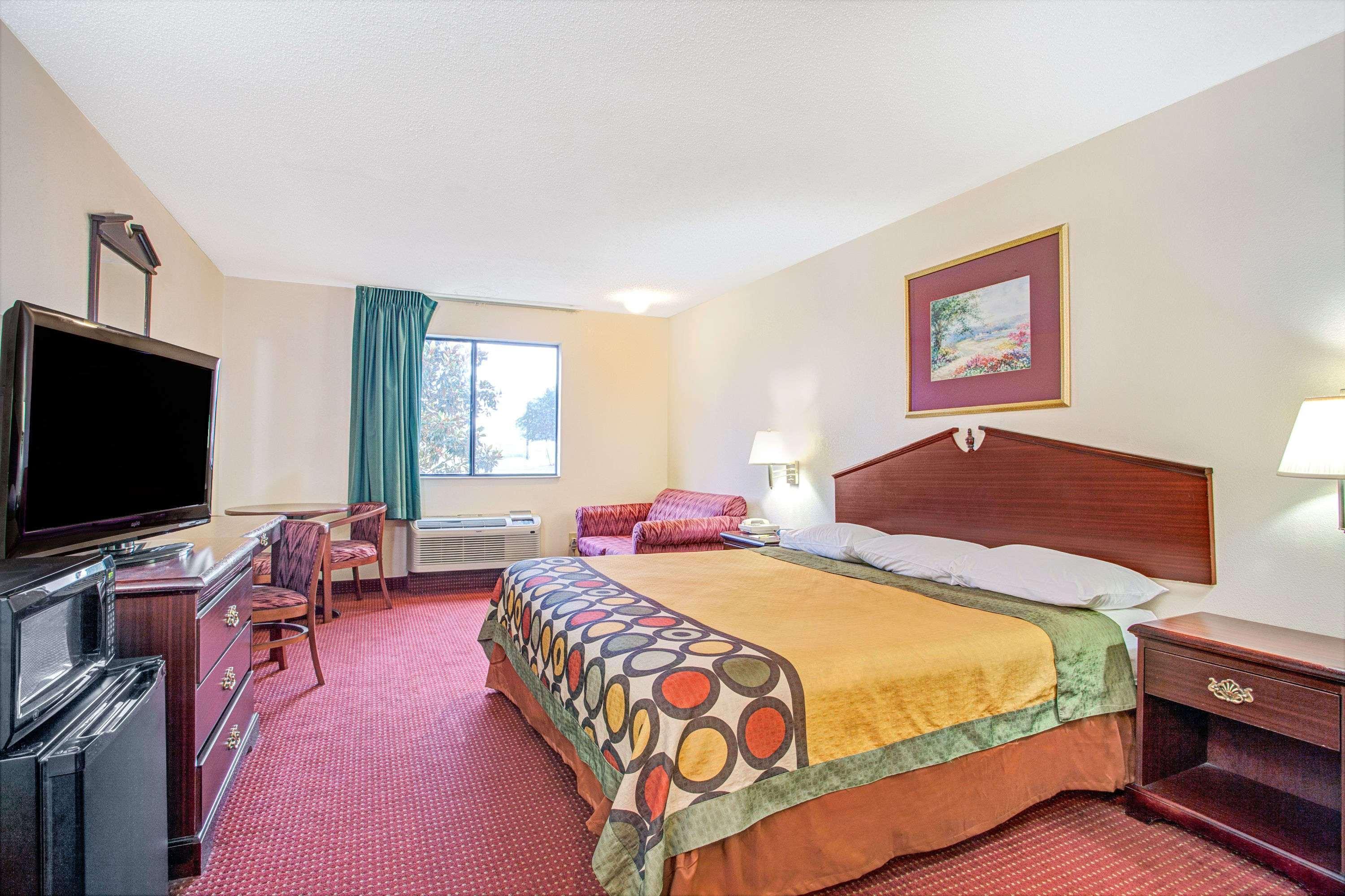 Super 8 By Wyndham Clinton Hotel Eksteriør billede