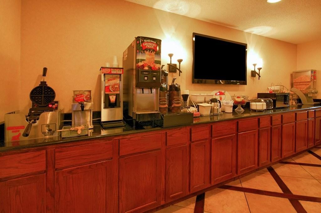 Super 8 By Wyndham Clinton Hotel Eksteriør billede